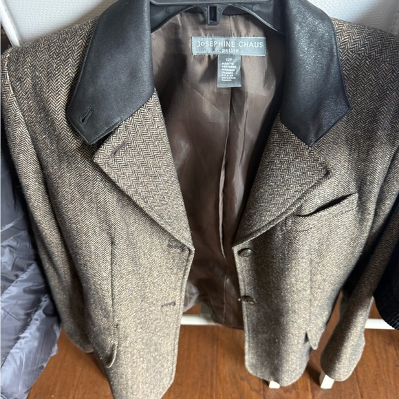 Josephine Chaus Jackets & Blazers - Womn’s Josephine Chaus Women's Tan Herringbone Blazer with Black Collar 12P